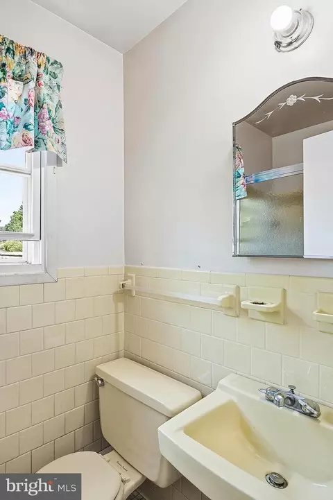 Bath - 536 Williamsburg Ln, Odenton, MD 21113 photo 2 of 5