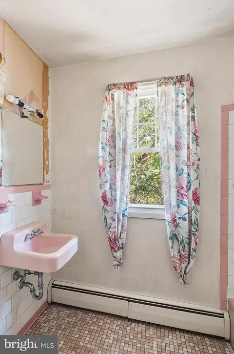 Bath - 536 Williamsburg Ln, Odenton, MD 21113 photo 4 of 5