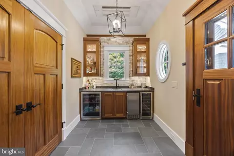 Entry Way - 5 Franklin St, Annapolis, MD 21401 photo 2 of 5