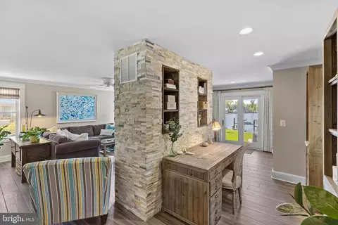 Entry Way - 7989 E Riverside Dr, Pasadena, MD 21122 photo 2 of 4