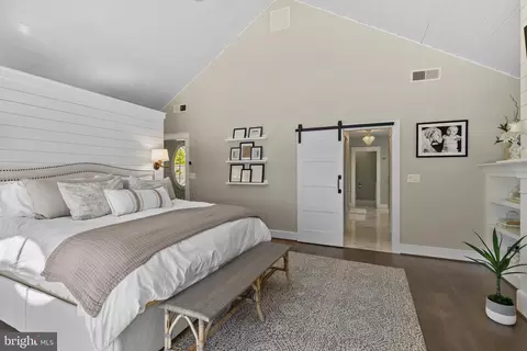 Bedroom - 7989 E Riverside Dr, Pasadena, MD 21122 photo 2 of 7