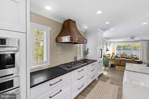 Kitchen - 7989 E Riverside Dr, Pasadena, MD 21122 photo 4 of 5