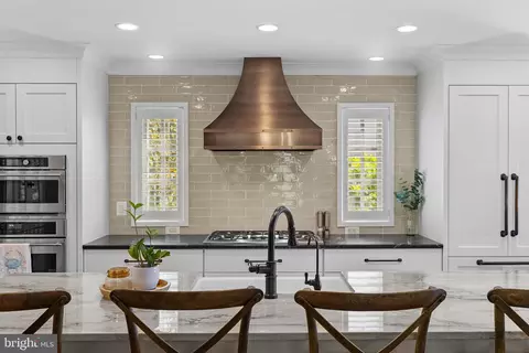 Kitchen - 7989 E Riverside Dr, Pasadena, MD 21122 photo 2 of 5