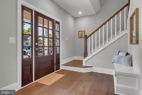 Entry Way - 912 Windsor Ave, Annapolis, MD 21403 photo 1 of 9