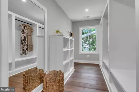 Entry Way - 912 Windsor Ave, Annapolis, MD 21403 photo 6 of 9