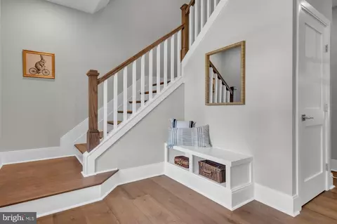Entry Way - 912 Windsor Ave, Annapolis, MD 21403 photo 2 of 9