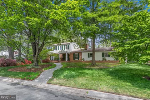 861 Twin Harbor Dr, Arnold, MD 21012