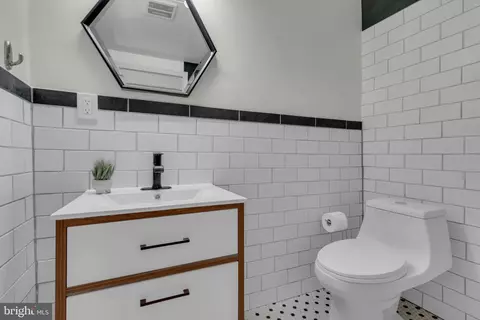 Bath - 155 Ridgeway Cir, Arnold, MD 21012 photo 1 of 2