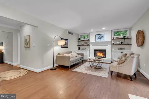 Living - 1173 Parrish Pl, Arnold, MD 21012 photo 2 of 4
