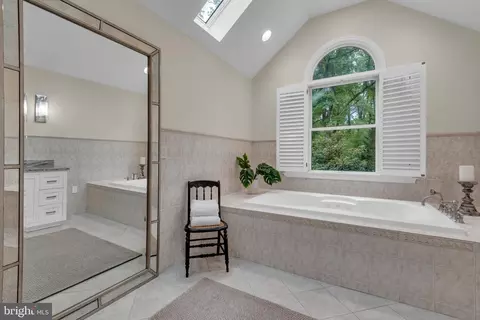 Bath - 1173 Parrish Pl, Arnold, MD 21012 photo 3 of 6