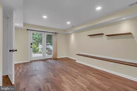 Living - 1173 Parrish Pl, Arnold, MD 21012 photo 4 of 4