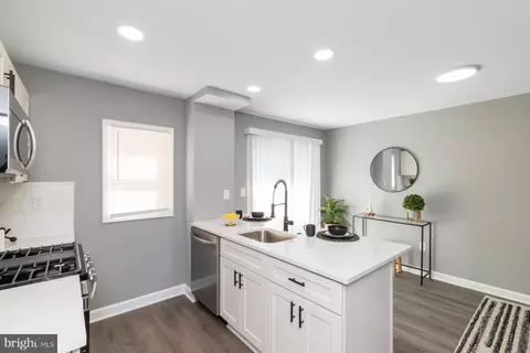 Kitchen - 207 Riverview #207, Baltimore, MD 21225 photo 2 of 2