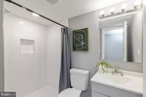 Bath - 207 Riverview #207, Baltimore, MD 21225 photo 1 of 1