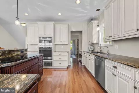 Kitchen - 465 Edgewater Rd, Pasadena, MD 21122 photo 5 of 6