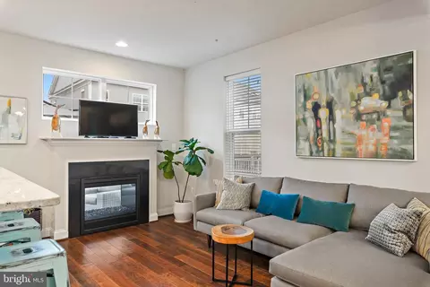 Living - 116 Vanguard Ln, Annapolis, MD 21401 photo 5 of 5