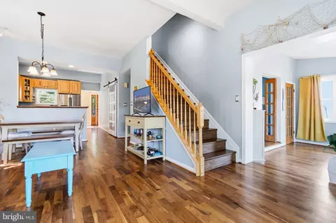Entry Way - 1260 Hillside Rd, Pasadena, MD 21122 photo 2 of 5