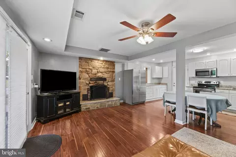 Entry Way - 243 Mallard Dr, Pasadena, MD 21122 photo 2 of 4