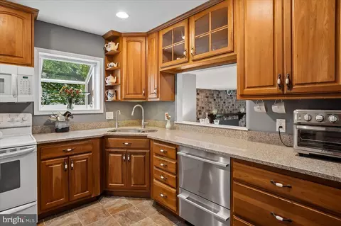 Kitchen - 726 Hillcrest Dr, Annapolis, MD 21409 photo 1 of 4