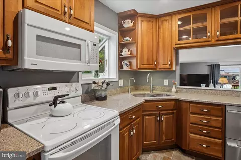 Kitchen - 726 Hillcrest Dr, Annapolis, MD 21409 photo 2 of 4