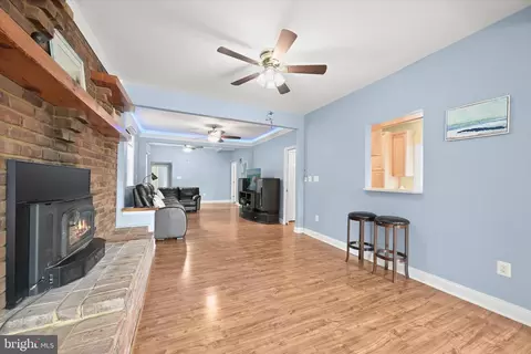 Living - 7720 W Shore Rd, Pasadena, MD 21122 photo 4 of 5