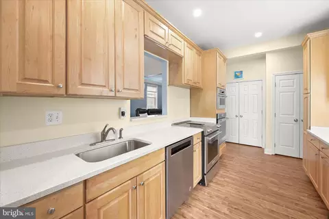 Kitchen - 7720 W Shore Rd, Pasadena, MD 21122 photo 2 of 2