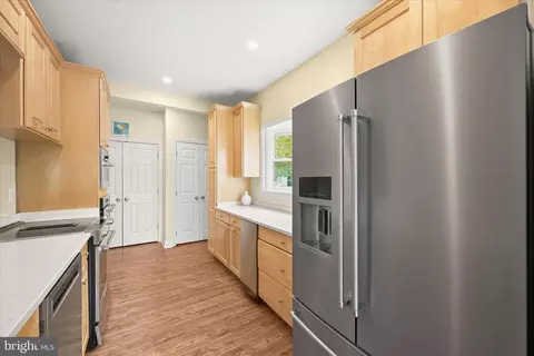 Entry Way - 7720 W Shore Rd, Pasadena, MD 21122 photo 1 of 3