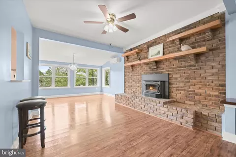 Living - 7720 W Shore Rd, Pasadena, MD 21122 photo 3 of 5