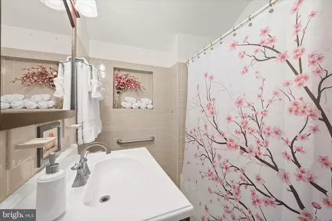 Bath - 7720 W Shore Rd, Pasadena, MD 21122 photo 2 of 2