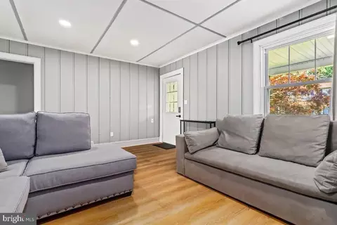 Entry Way - 301 Beverley Pl, Edgewater, MD 21037 photo 5 of 8