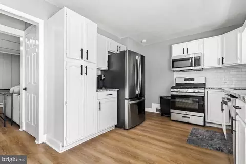 Entry Way - 301 Beverley Pl, Edgewater, MD 21037 photo 6 of 8