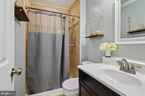 Bath - 1408 Harwick Ct, Crofton, MD 21114 photo 2 of 3