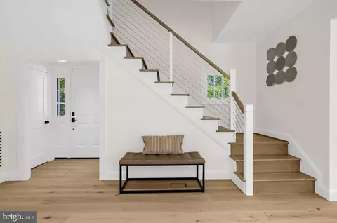 Entry Way - 11 S Acton Pl, Annapolis, MD 21401 photo 7 of 12