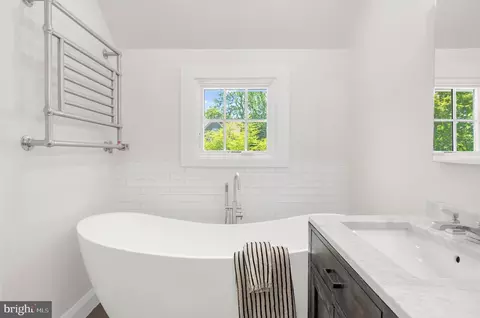 Bath - 11 S Acton Pl, Annapolis, MD 21401 photo 5 of 7