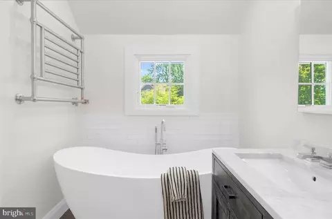 Bath - 11 S Acton Pl, Annapolis, MD 21401 photo 5 of 7