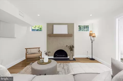 Living - 11 S Acton Pl, Annapolis, MD 21401 photo 6 of 11