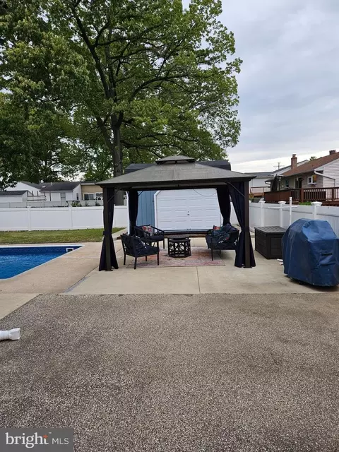 7947 Roxbury Dr, Glen Burnie, MD 21061