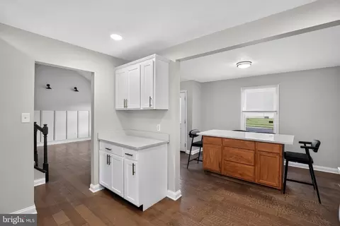 Entry Way - 325 Double Eagle Dr, Linthicum Heights, MD 21090 photo 5 of 9