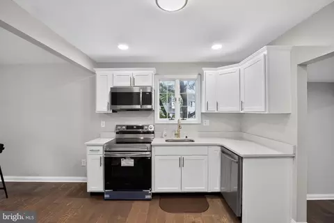 Entry Way - 325 Double Eagle Dr, Linthicum Heights, MD 21090 photo 3 of 9