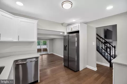 Entry Way - 325 Double Eagle Dr, Linthicum Heights, MD 21090 photo 4 of 9