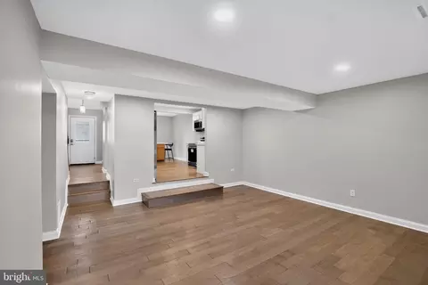 Entry Way - 325 Double Eagle Dr, Linthicum Heights, MD 21090 photo 7 of 9