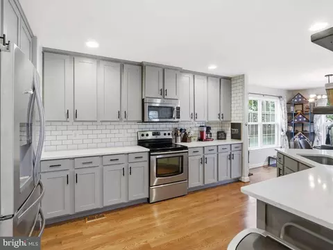 Kitchen - 7742 Lawrence Ave, Pasadena, MD 21122 photo 2 of 4