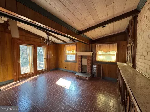 Living - 19 Seward Ave, Baltimore, MD 21225 photo 5 of 7