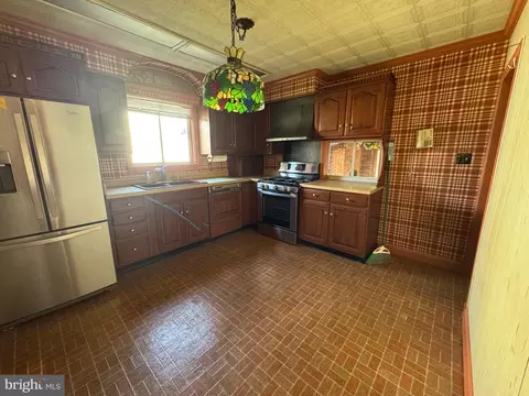 Kitchen - 19 Seward Ave, Baltimore, MD 21225 photo 2 of 2