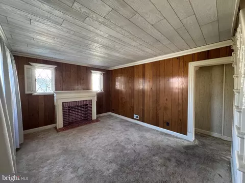 Living - 19 Seward Ave, Baltimore, MD 21225 photo 2 of 7