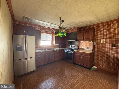 Kitchen - 19 Seward Ave, Baltimore, MD 21225 photo 1 of 2