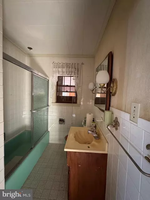 Bath - 19 Seward Ave, Baltimore, MD 21225 photo 1 of 1