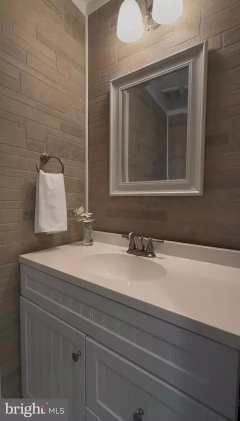 Bath - 1704 W Bancroft Ln, Crofton, MD 21114 photo 1 of 3