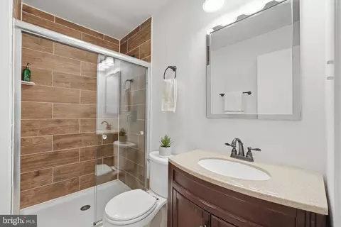 Bath - 1704 W Bancroft Ln, Crofton, MD 21114 photo 2 of 3