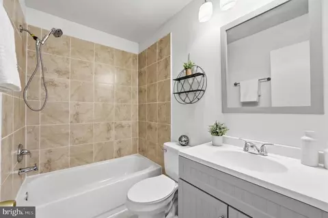 Bath - 1704 W Bancroft Ln, Crofton, MD 21114 photo 3 of 3