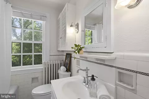 Bath - 202 Wardour Dr, Annapolis, MD 21401 photo 2 of 3